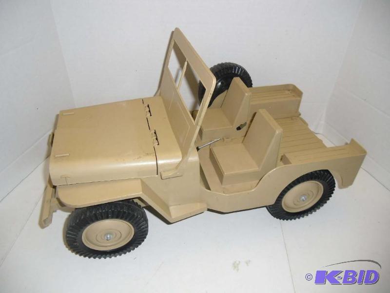 lot 13 image: And knowing is half the battle. . . GI Joe Large Desert Jeep and GI Joe 1960s Accessories