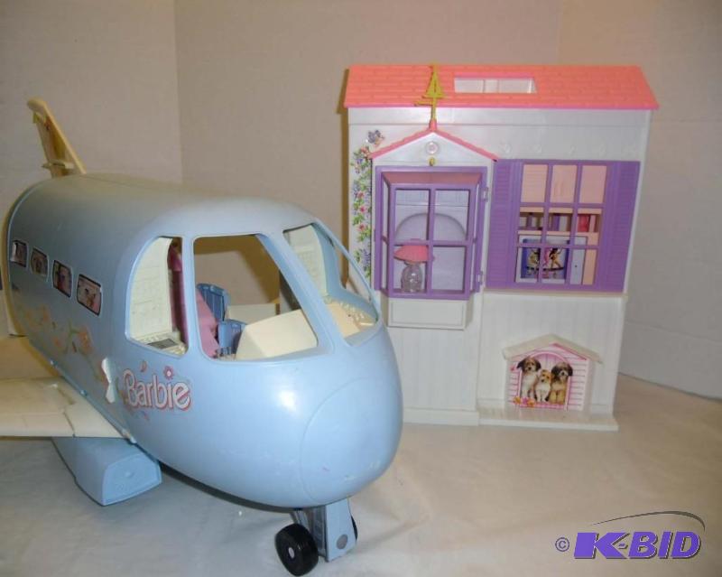 lot 28 image: Barbies Life  - Portable Fold Out Doll House & Jet Plane with Sound