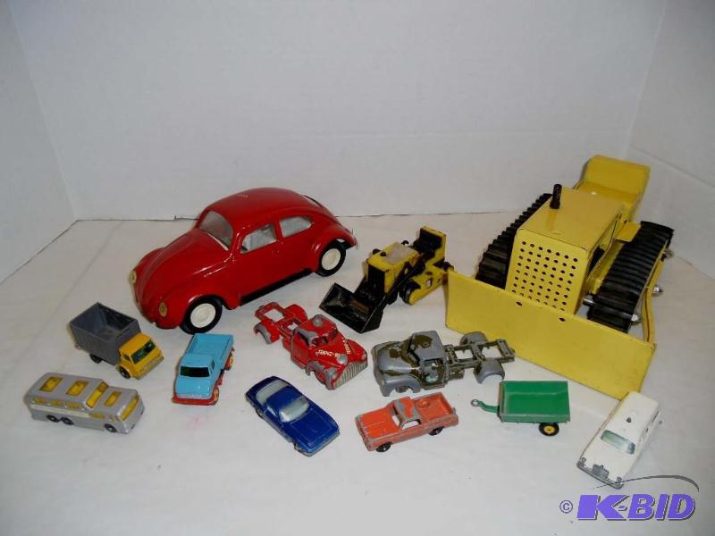 lot 6 image: Vintage Tonka Pressed Steel Bull Dozer & VW Bug & Die Cast Cars & Trucks Lesney, Tootsie, Tekno