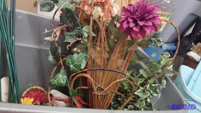 Large Lot of dry flowers and vines....