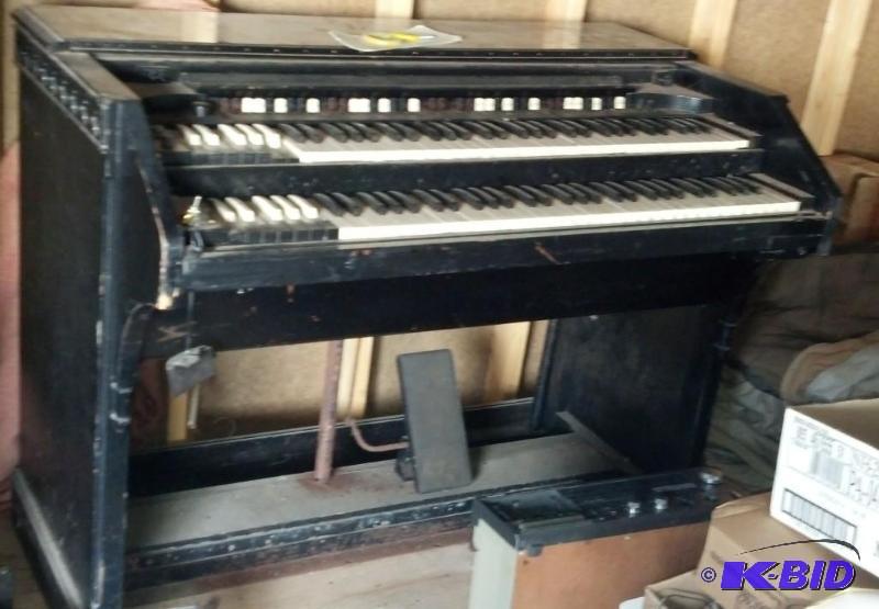 LARGE Beautiful Organ. With Lesley and bench....