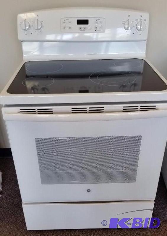 lot 4 image: GE 30 Free-Standing Electric Range Oven.  New overstock.  Has not been tested.