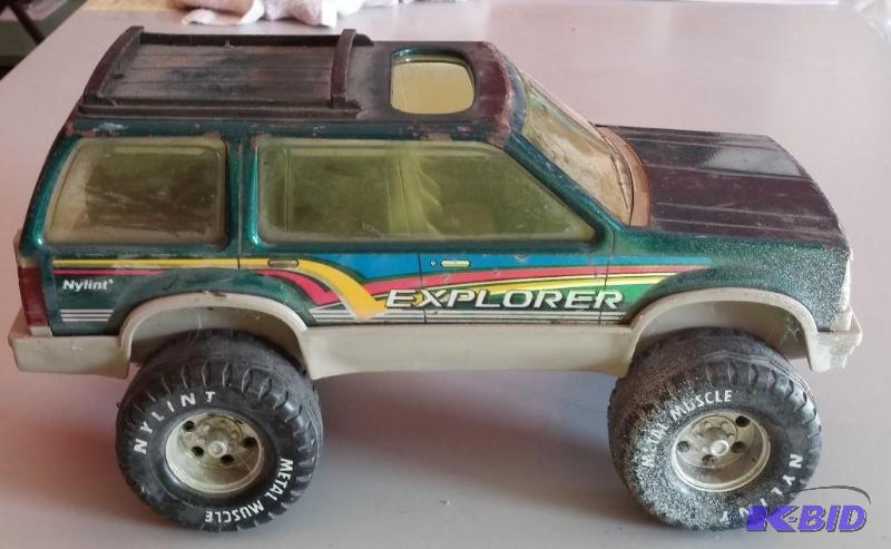 Vintage Nylint Ford Explorer Cast Iron Truck...