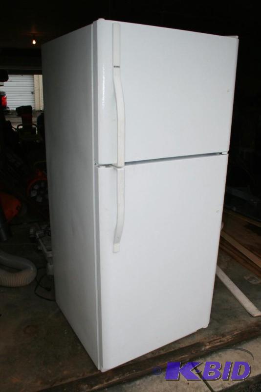 lot 3 image: Refrigerator