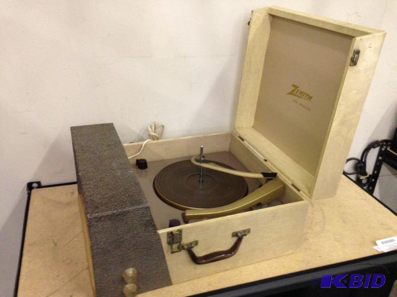 lot 65 image: Vintage Zenith Turntable Model AP8J 60 Cycl...