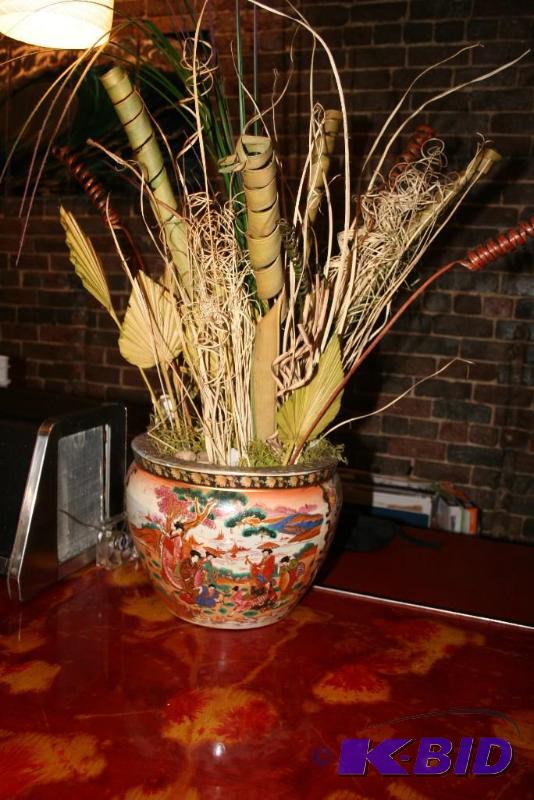 lot 18 image: Ceramic Potting Planter