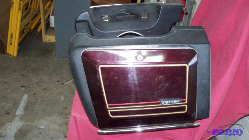 lot 10 image: Vetter matching bags with keys...