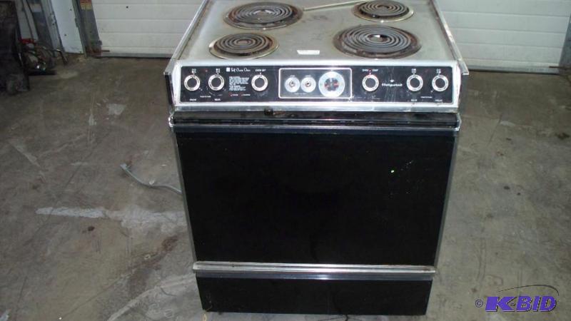 lot 25 image: Electric stove (works)...