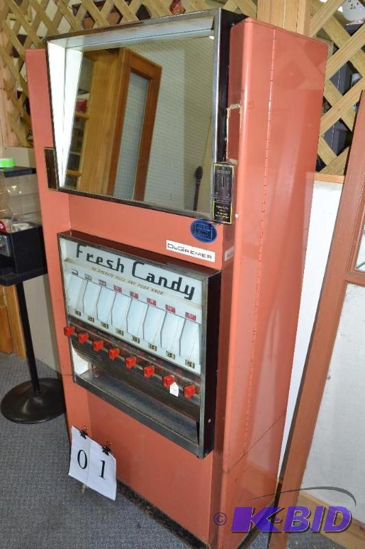 lot 1 image: DuGrenier commercial candy machine