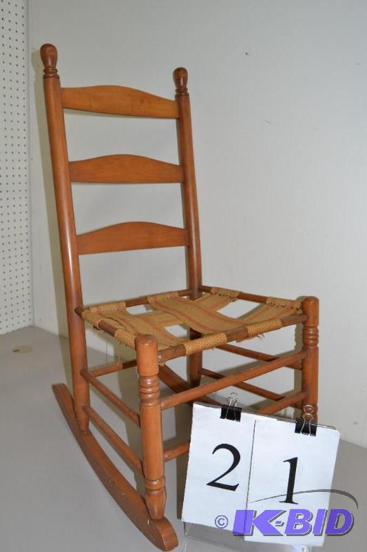 lot 21 image: Rocking chair