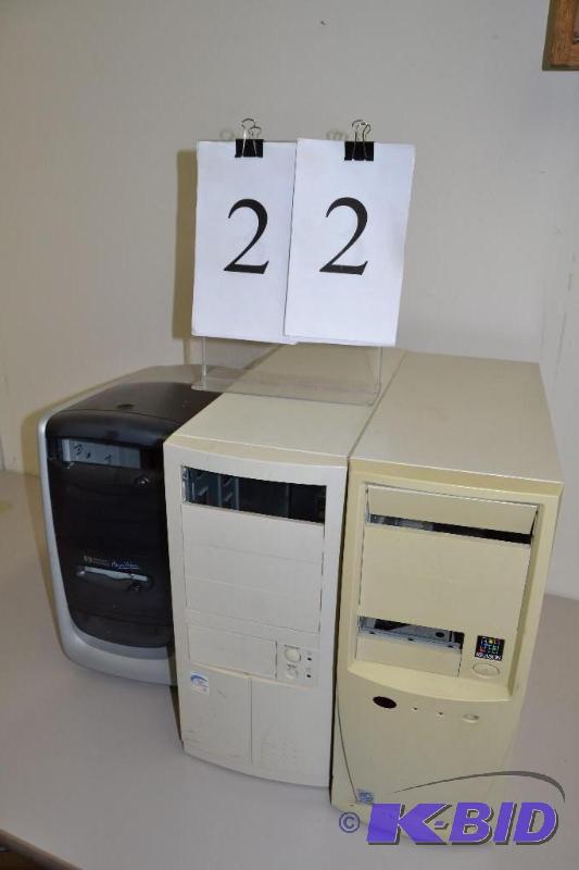 lot 22 image: 3 computer tower cases