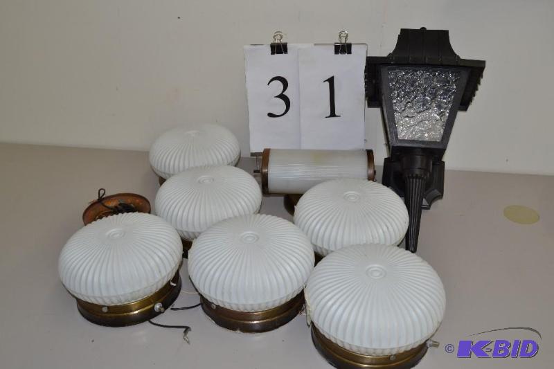 lot 31 image: Light fixtures