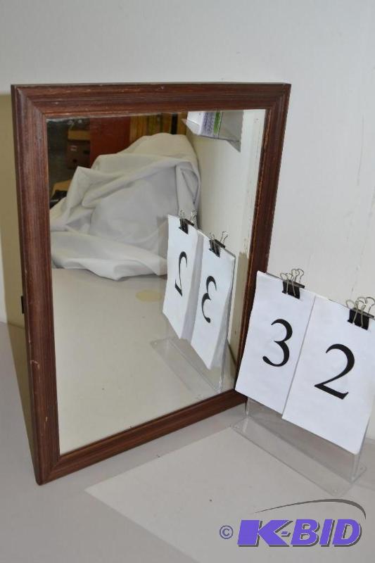 lot 32 image: Medicine cabinet with mirror