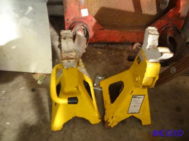 lot 162 image: 2 6000 lbs Jack Stands...