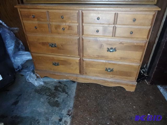 lot 186 image: 6 Drawer Dresser 42 X 17 X 30...