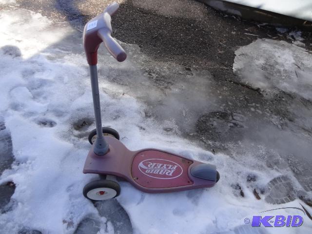lot 195 image: Radio Flyer Kids Scooter...