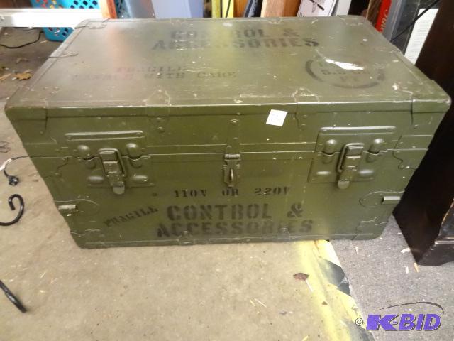 lot 20 image: Vintage Army Electronics Chest 29 X 18 X 16...
