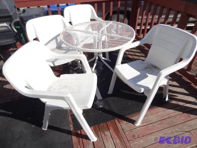 lot 200 image: Metal Patio Table with 4 Plastic Chairs., Bri...
