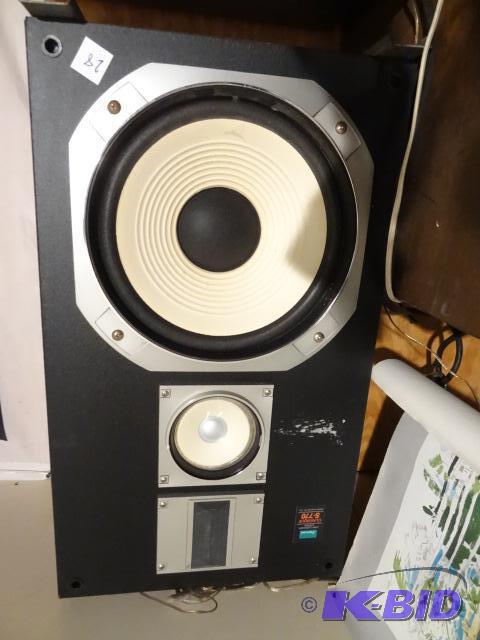 lot 28 image: Sansui 3 Way 3 Speaker System. Classique S-77...