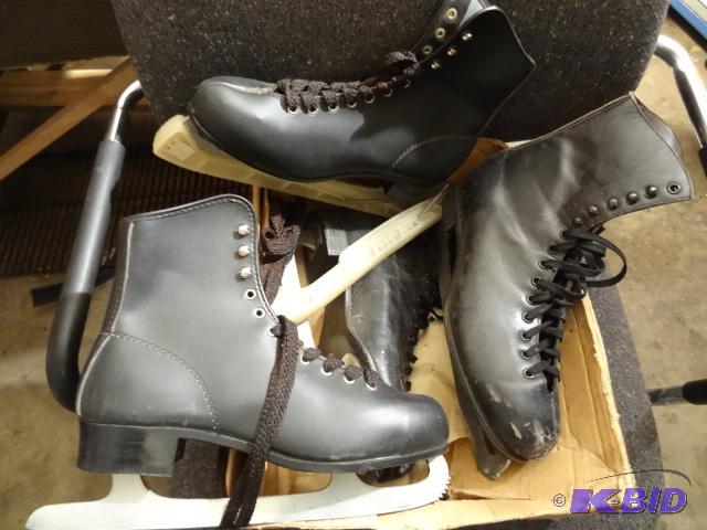 lot 95 image: 2 Pair of Ice Skates...