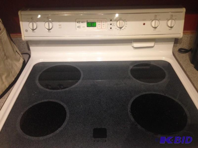 lot 8 image: GE Glass Top Stove