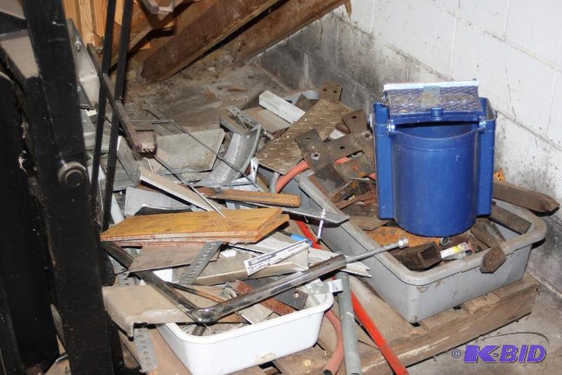 lot 424 image: Pallet Lot of Miscellaneous Scrap Metal Including Brackets & Bucket.