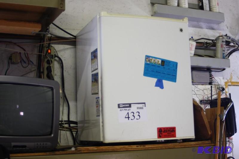 lot 433 image: Mini-Fridge wDivided Drawers & Beverage Section White 18 x 19 x 24.