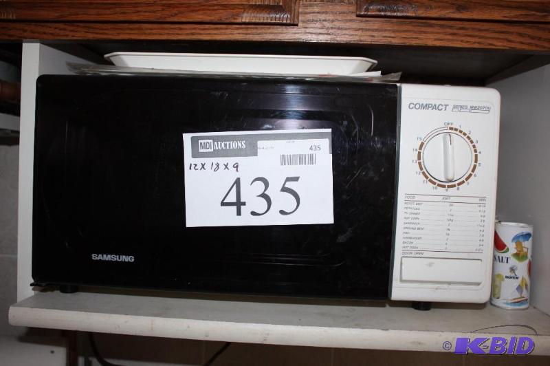 lot 435 image: Samsung Compact Microwave BlackWhite 12 x 18 x 9.