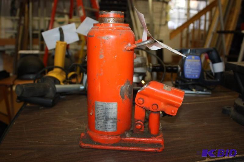 lot 443 image: Jet MSD 10.75 22.5 Ton Lift Manual Orange.