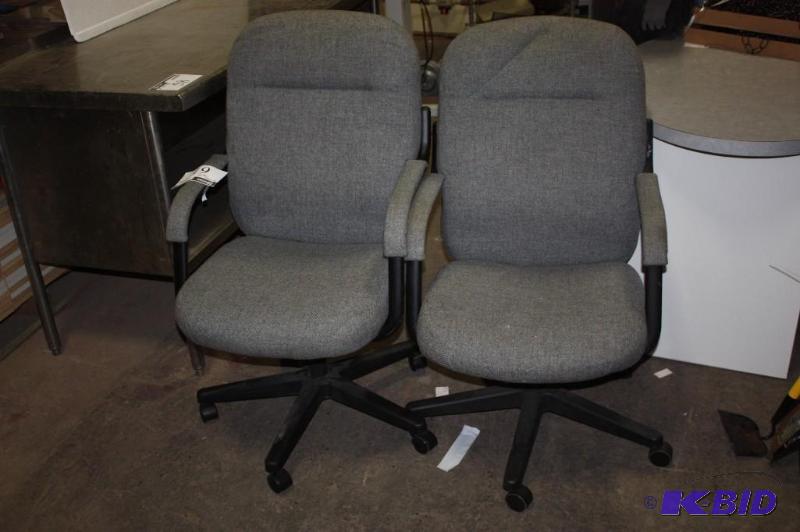 lot 61 image: Lot of (2) Office Chairs wArm Rests & Upholstered Backing & Seat Wheels Gray.