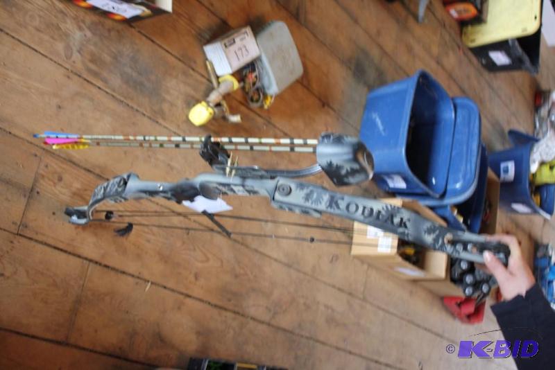 lot 186 image: Kodiak Compound Hunting Bow wArrow Rack & Arrows 45 Length.