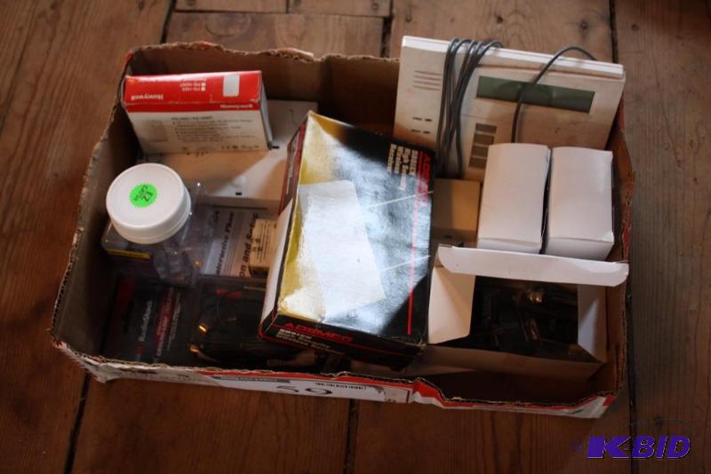 lot 59 image: Box Lot Including RadioShack Ground-Loop Isolator For Automotive High Security Wireless Receiver