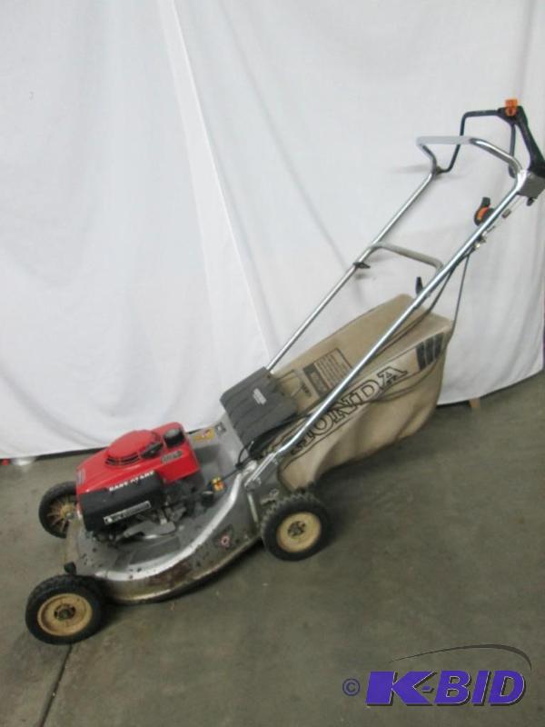 lot 11 image: Honda Lawn Mower