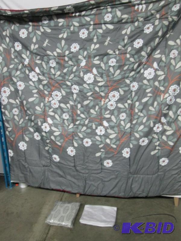 lot 35 image: MyHome Gillian Bed Set - Queen