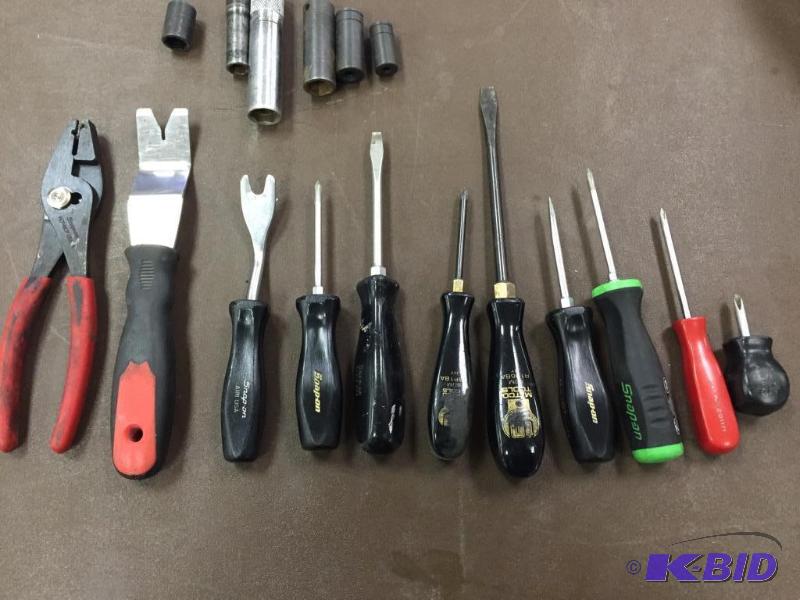 lot 22 image: Snap On Screwdrivers