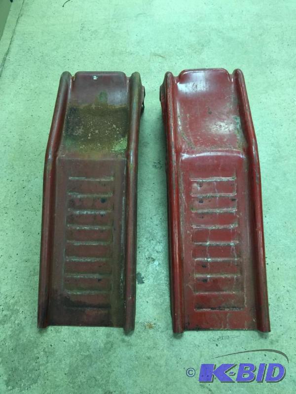 lot 43 image: 2 Metal Car Ramps