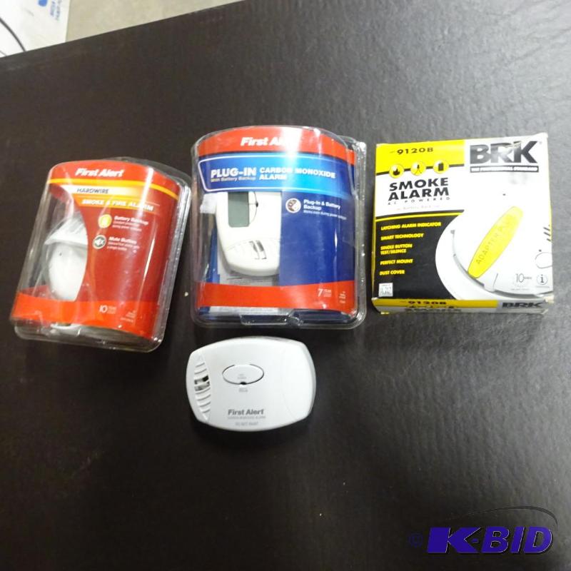 lot 32 image: New 3 piece lot including 2 smoke detectors a...