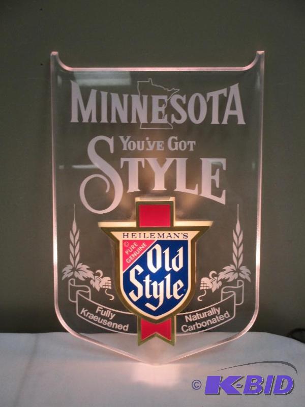 lot 8 image: Minnesota Heilemans Old Style Bar Light