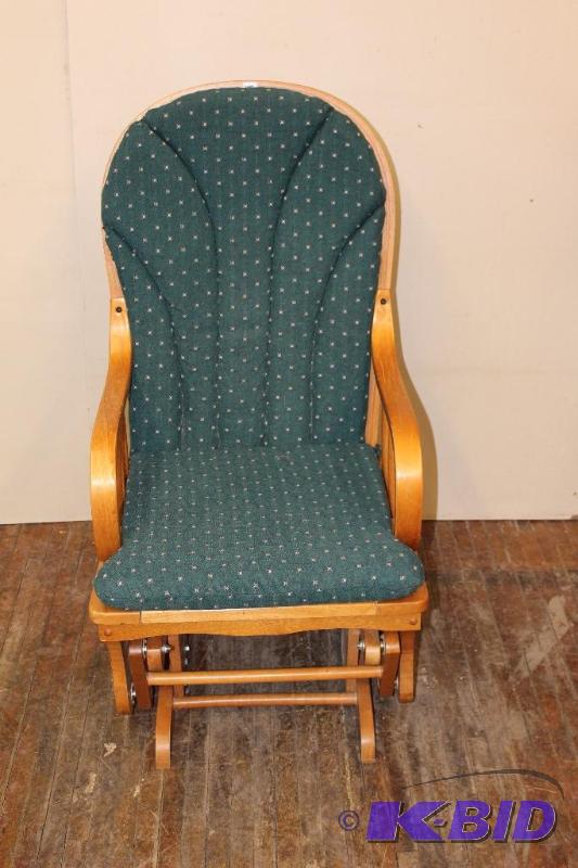 lot 117 image: Glider Rocker, good condition, needs a vacuum...
