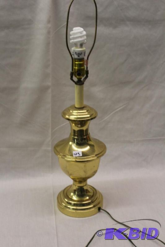 lot 123 image: Lamp...
