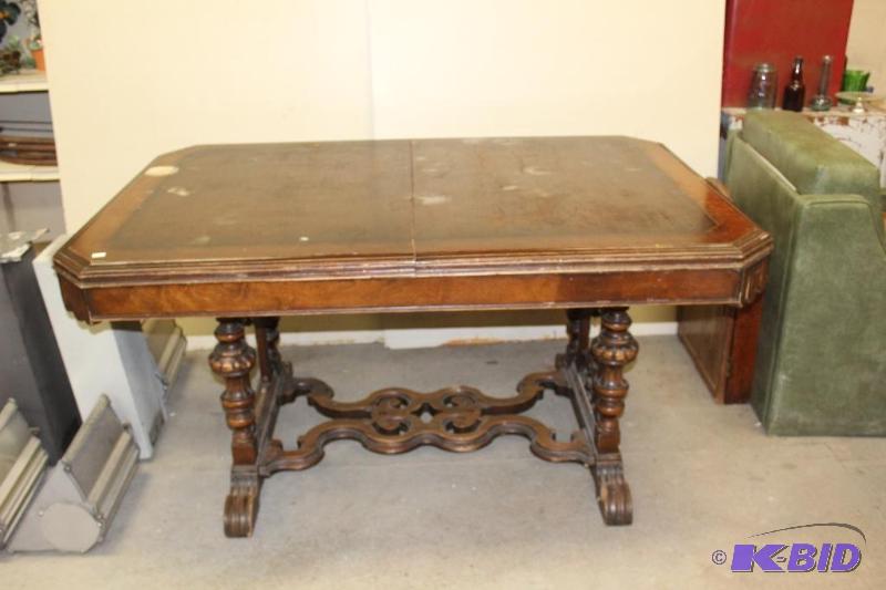 lot 17 image: Antique Expanding Table w Hidden Leaves