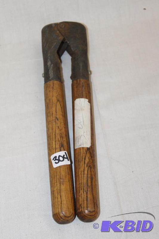 lot 304 image: Cattle De-Horner ...