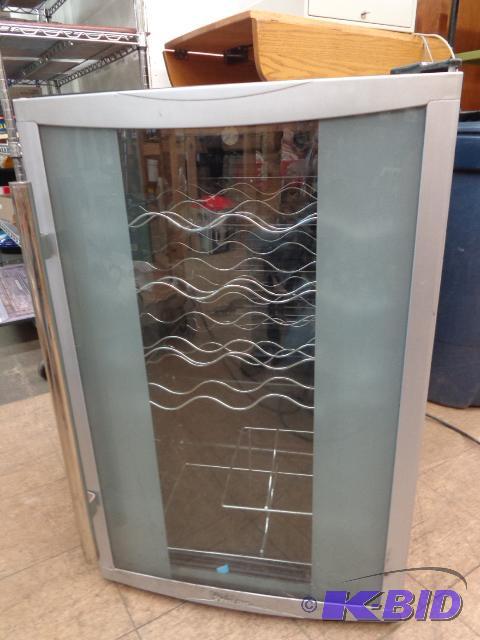 Magic Chef Wine Cooler   Has 5 racks  temp co...