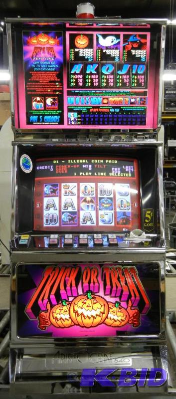 lot 1013 image: ARISTOCRAT 540 TRICK OR TREAT VIDEO SLOT MACHINE