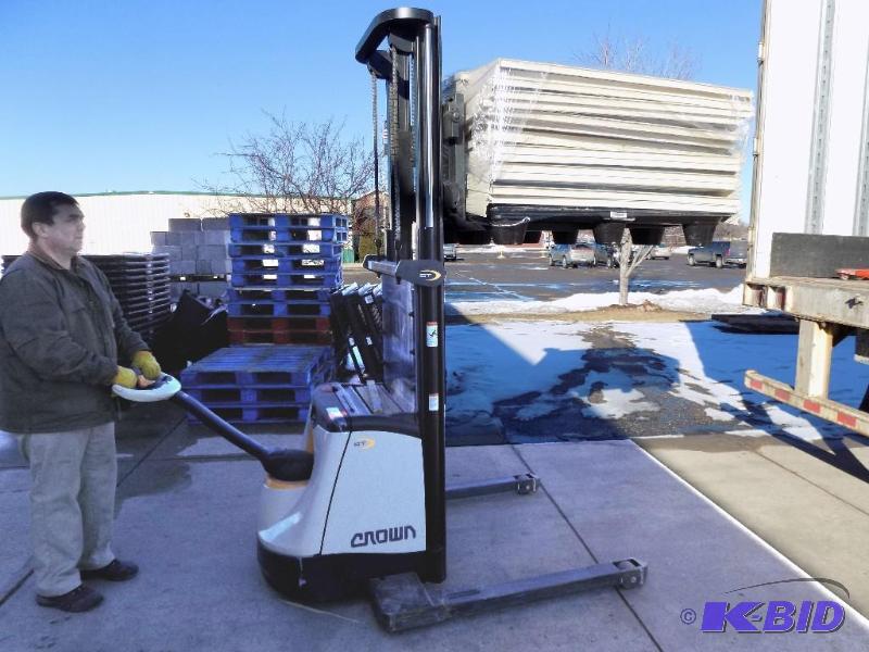 lot 1 image: Crown  ST3000 Walkie Lift Truck