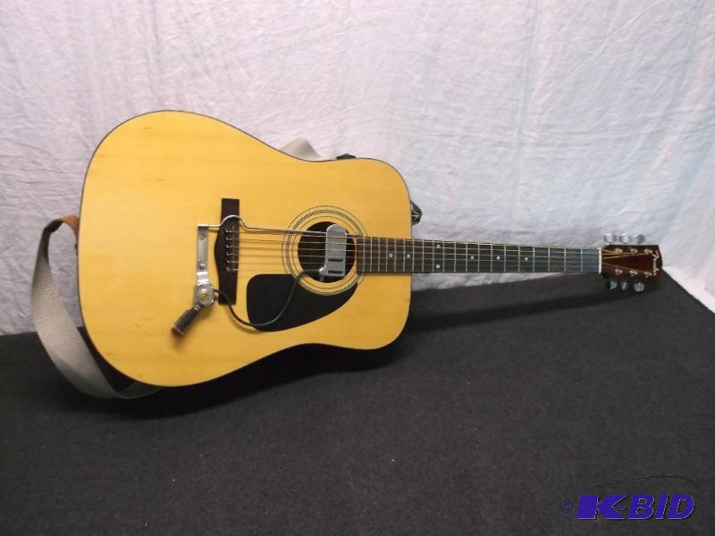 Nice Fender 6 string electric guitar has some...