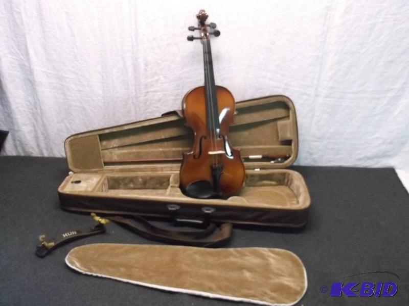 Beautiful violin with bow &amp case appears ...