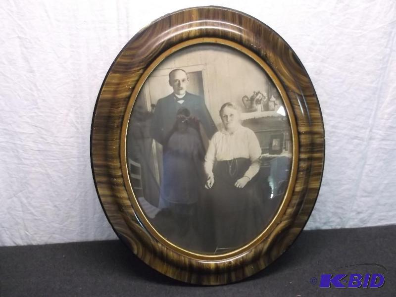 Vintage bubble glassed framed picture....