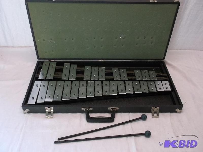 Very nice xylophone with case appears in grea...