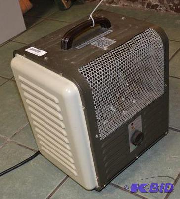 lot 22 image: Intertek portable electric heater model CZ240...